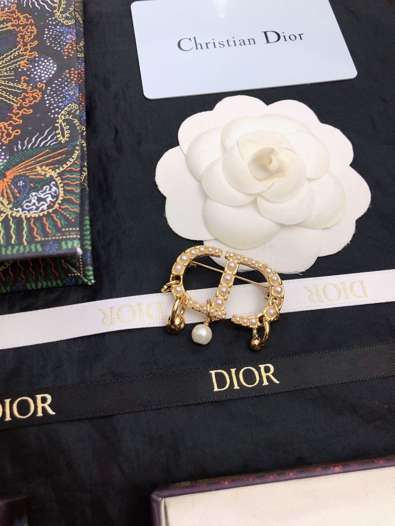 chr1st1an D10r brooches